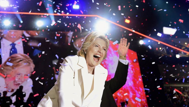 Clinton trug statt der Demokraten-Farb...er Republikaner berparteiliches Wei.  | Foto: AFP