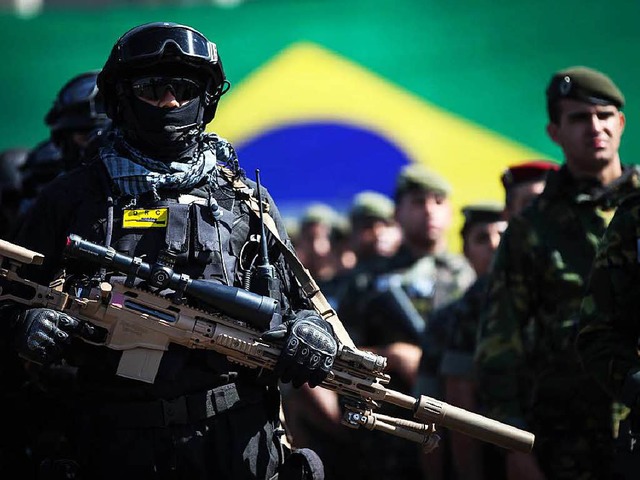 Martialisch bewaffnete Soldaten sollen die Spiele schtzen.    | Foto: DPA
