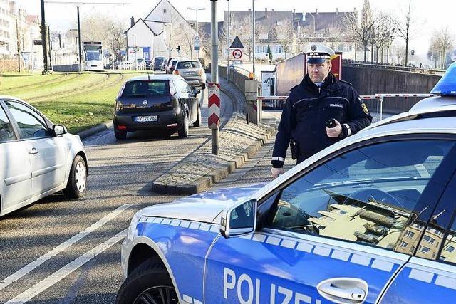 Schtzenalleetunnel in Freiburg: Schranken blockieren Autos