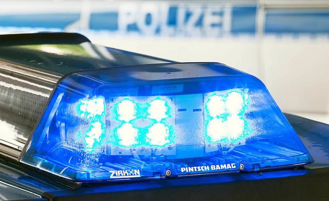 Die Polizei hatte am frhen Samstagmorgen alle Hnde voll zu tun.  | Foto: dpa