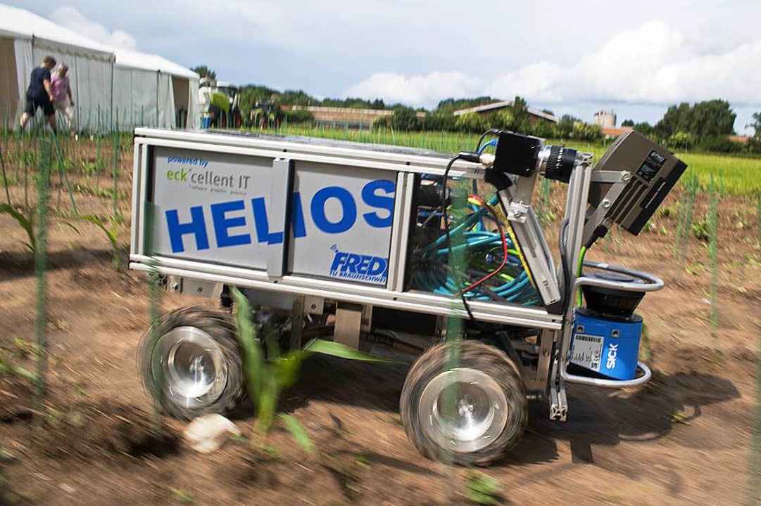 Fred allein auf dem Feld;  Studenten d...t Braunschweig bauten diesen Roboter.  | Foto: Michael Lwa