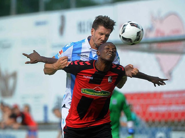 Karim Gud. hier im Duell  gegen Jan ...konnte aber auch er kein Tor erzielen.  | Foto: Meinrad Schn