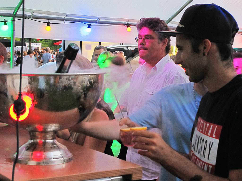 Vom Sommer verwhnt: Das Lichterfest Bad Bellingen war bunt, musikalisch top, mit vielen Attraktionen und stimmungsvoll. Nicht „Rauchende Colts“ sondern „Rauchende Cocktails“.