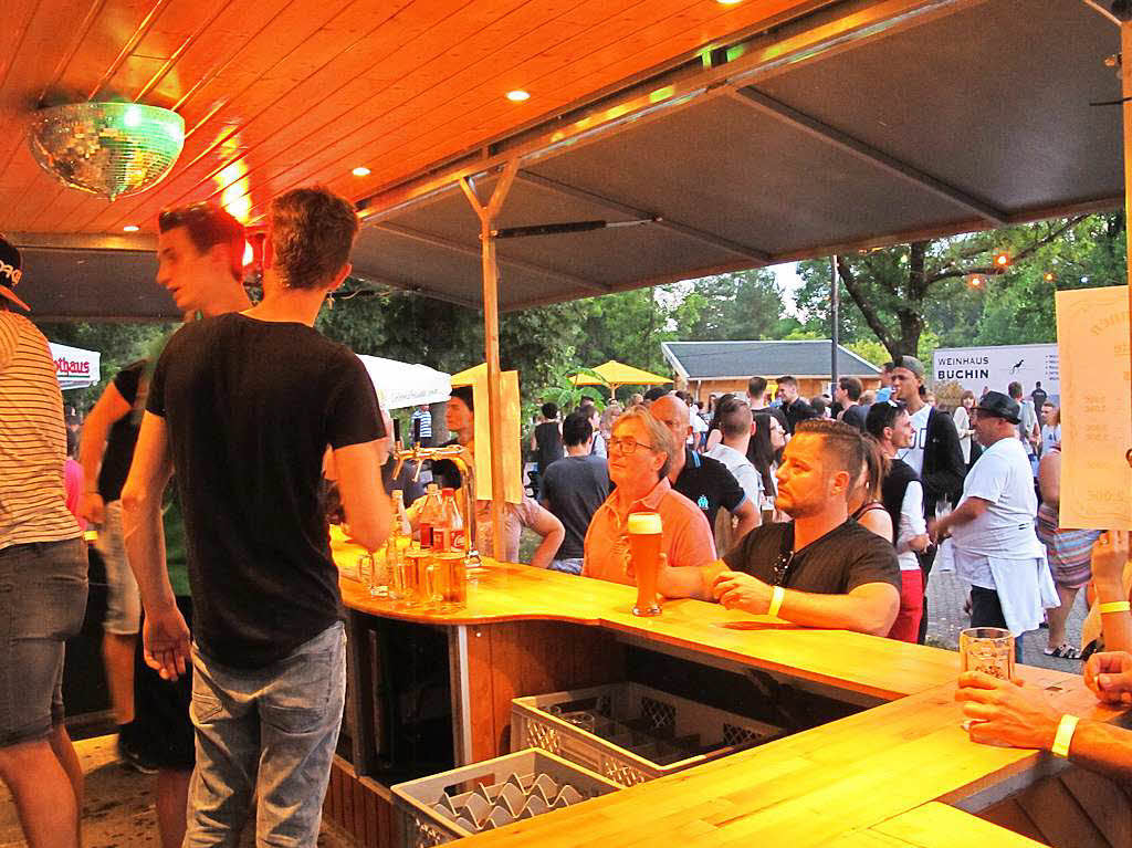 Vom Sommer verwhnt: Das Lichterfest Bad Bellingen war bunt, musikalisch top, mit vielen Attraktionen und stimmungsvoll. Am Stand der Baracke aus Rheinweiler.