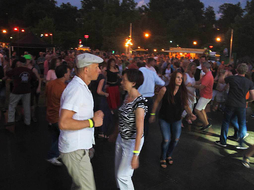 Vom Sommer verwhnt: Das Lichterfest Bad Bellingen war bunt, musikalisch top, mit vielen Attraktionen und stimmungsvoll. Die Post ging bei Route 66 ab.