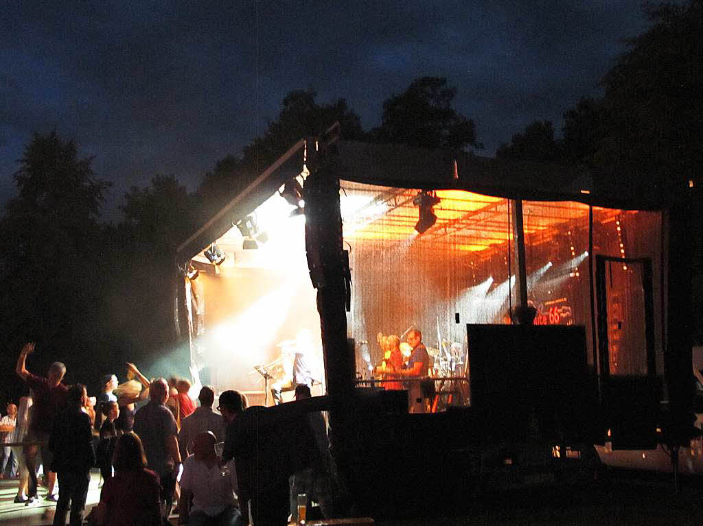 Vom Sommer verwhnt: Das Lichterfest Bad Bellingen war bunt, musikalisch top, mit vielen Attraktionen und stimmungsvoll. Die Post ging bei Route 66 ab.