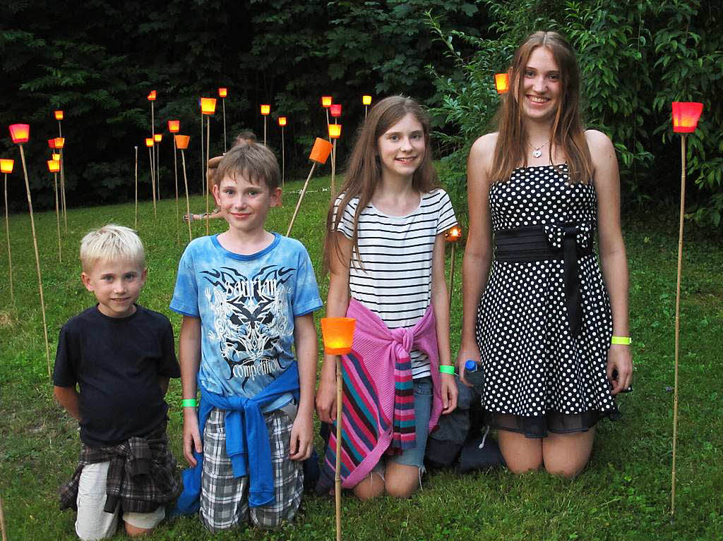 Vom Sommer verwhnt: Das Lichterfest Bad Bellingen war bunt, musikalisch top, mit vielen Attraktionen und stimmungsvoll. Aufstellen zum Familienfoto.