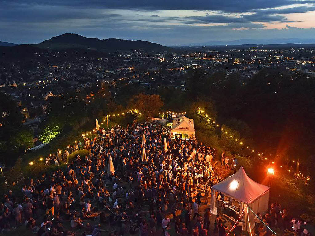 Menschenmassen beim Schlossbergfest.