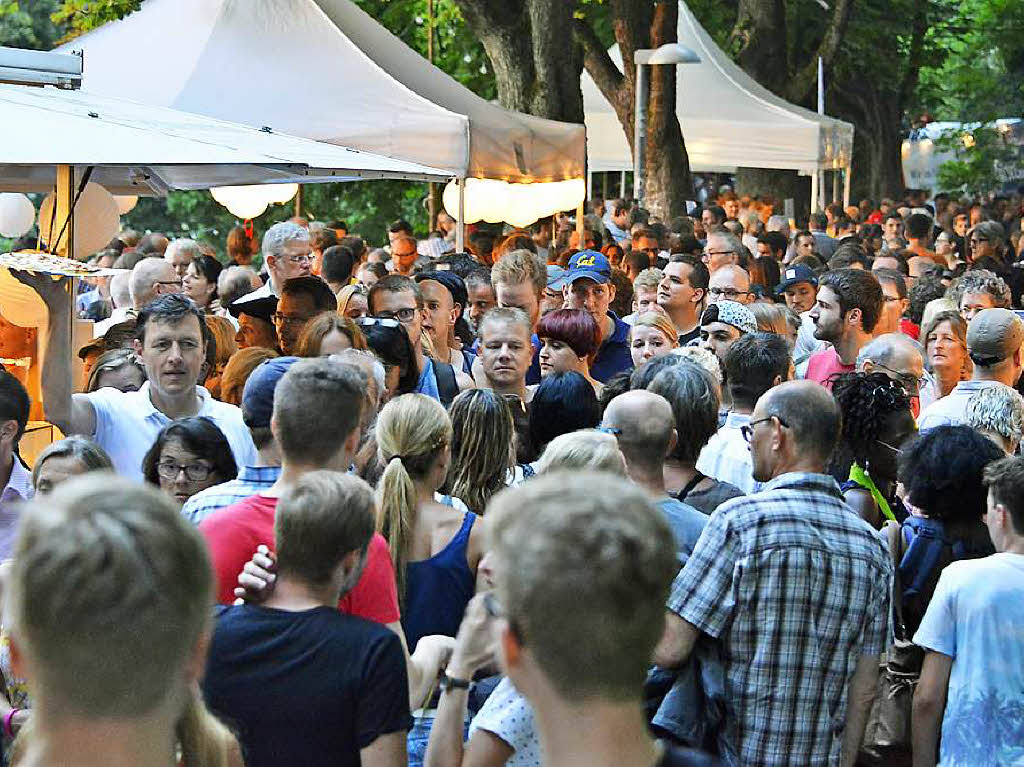 Menschenmassen beim Schlossbergfest.