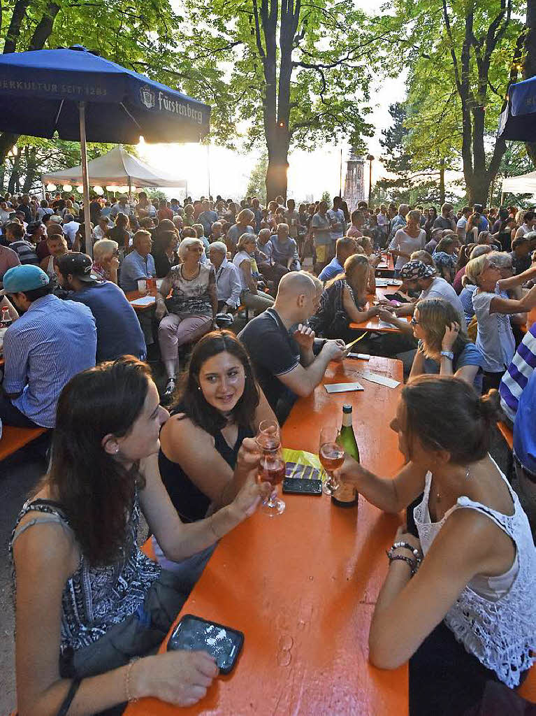 Menschenmassen beim Schlossbergfest.