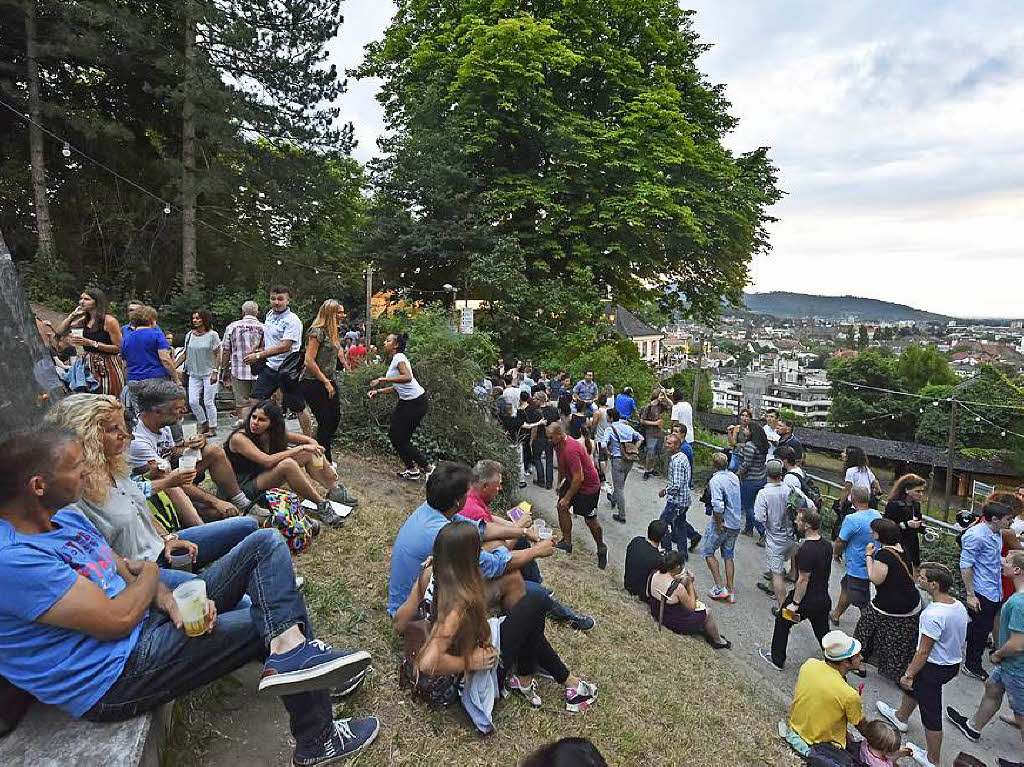 Menschenmassen beim Schlossbergfest.