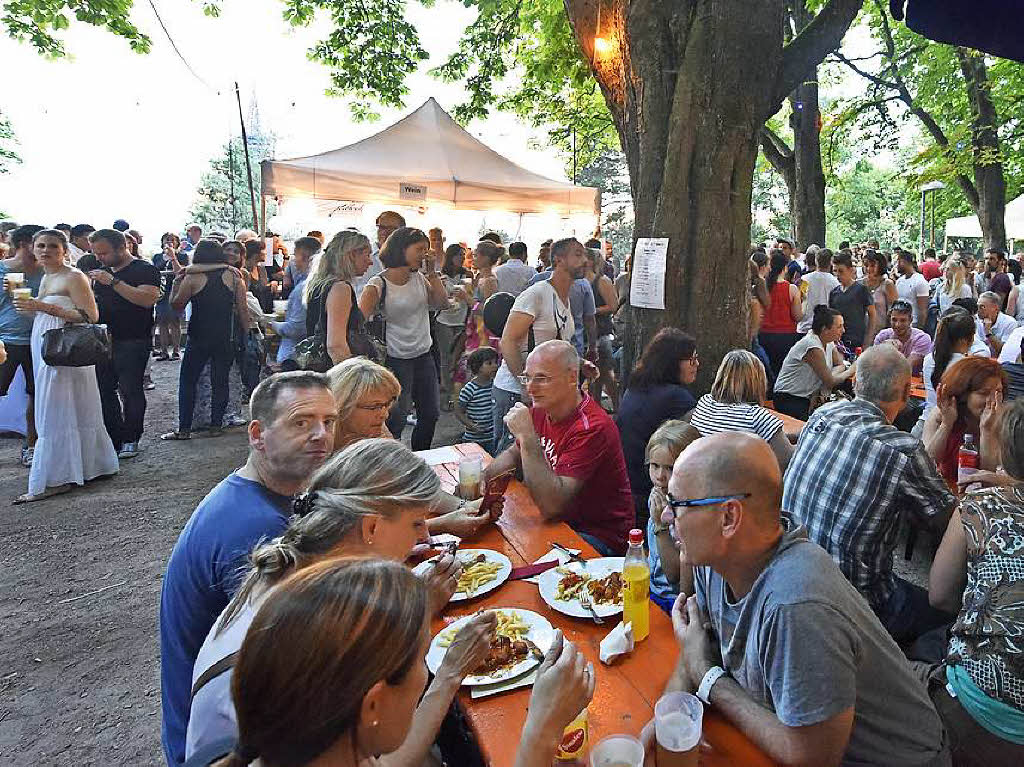 Menschenmassen beim Schlossbergfest.