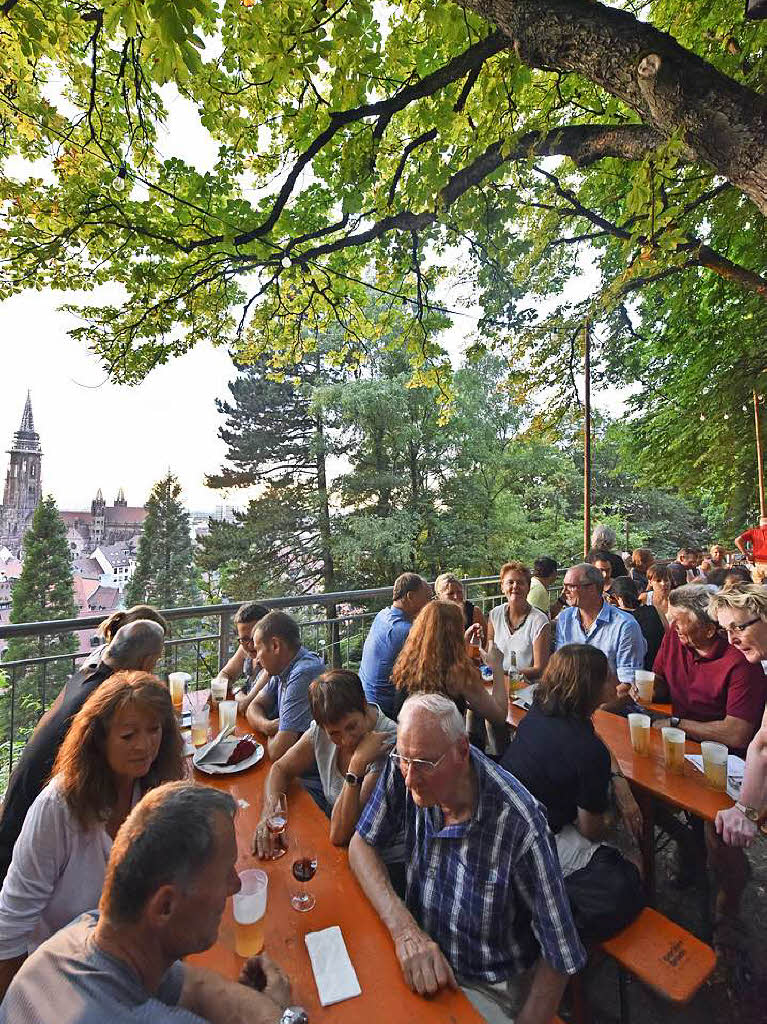 Menschenmassen beim Schlossbergfest.