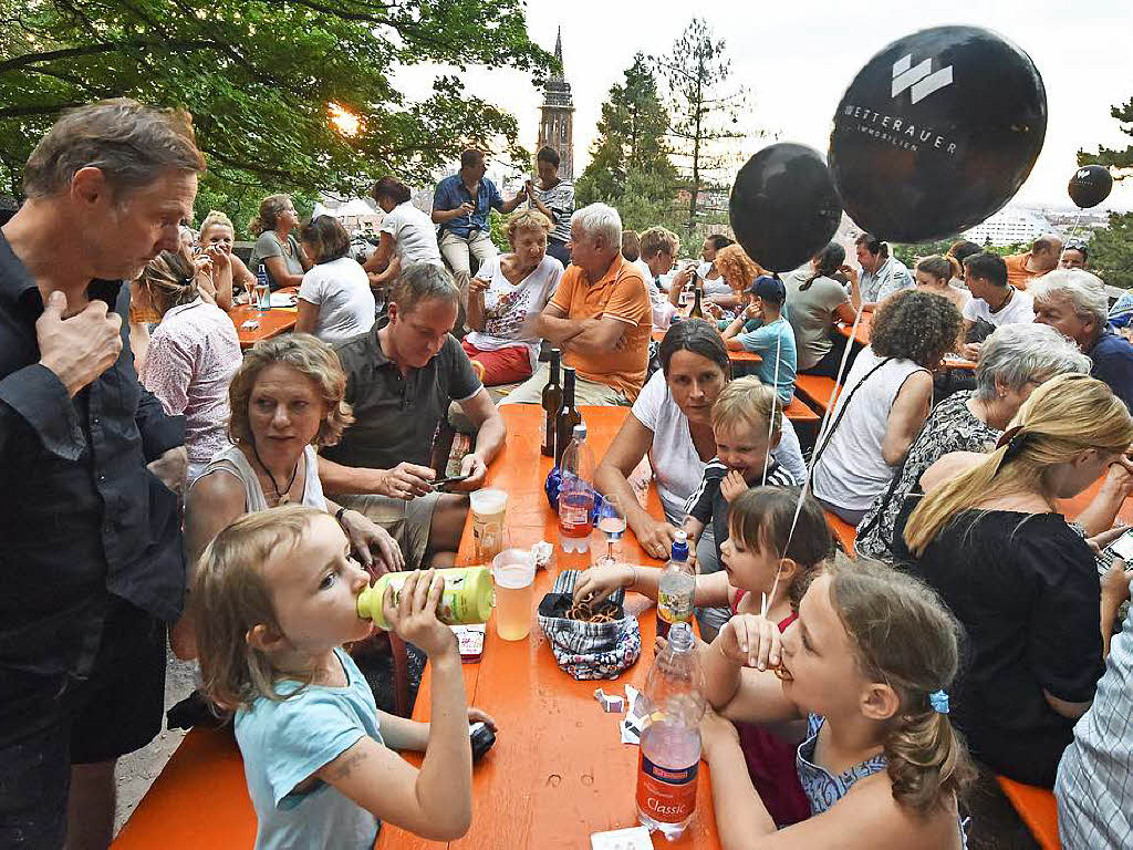 Menschenmassen beim Schlossbergfest.