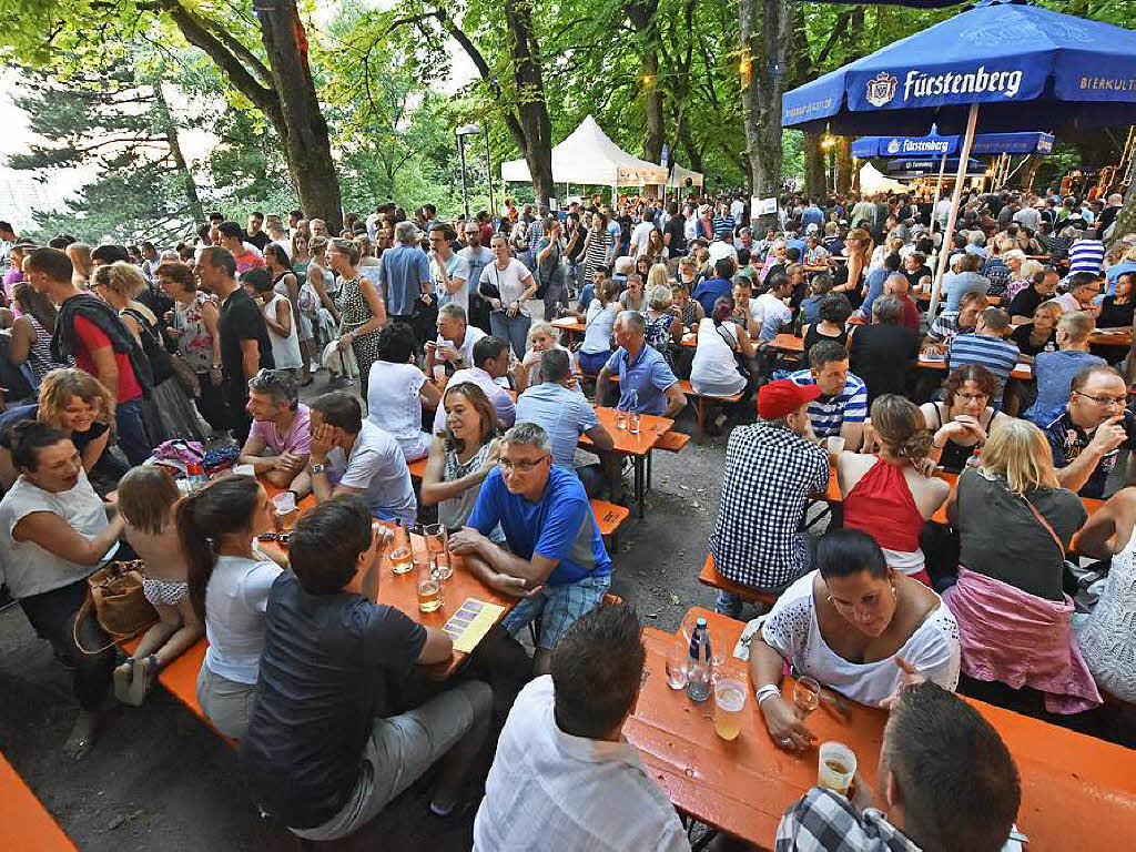 Menschenmassen beim Schlossbergfest.