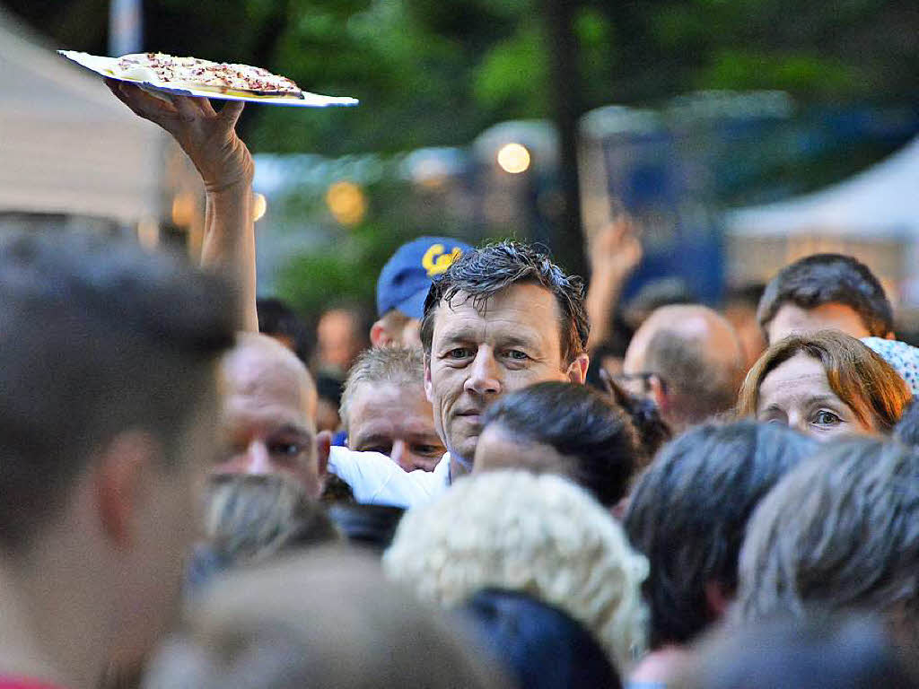 Menschenmassen beim Schlossbergfest.