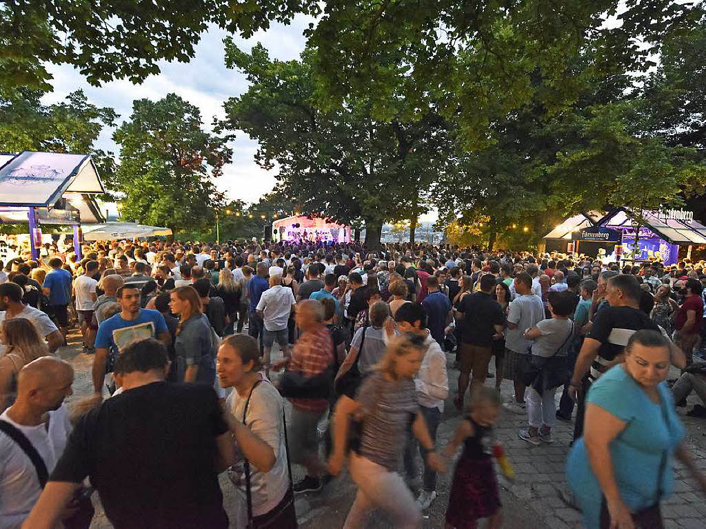 Menschenmassen beim Schlossbergfest.