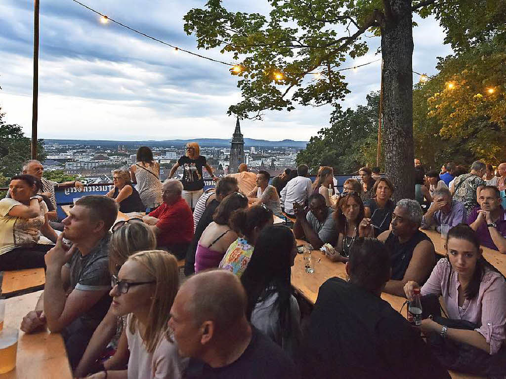 Menschenmassen beim Schlossbergfest.