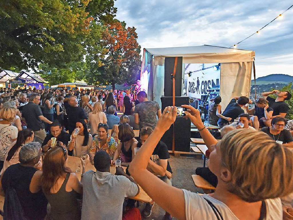 Menschenmassen beim Schlossbergfest.