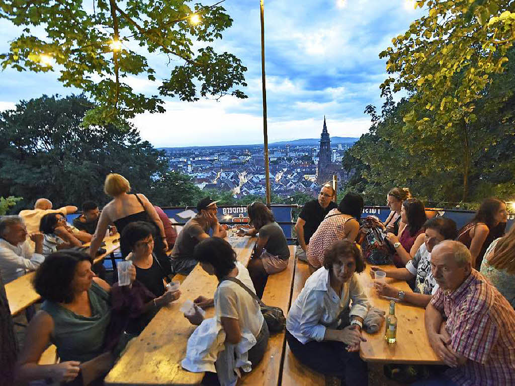 Menschenmassen beim Schlossbergfest.