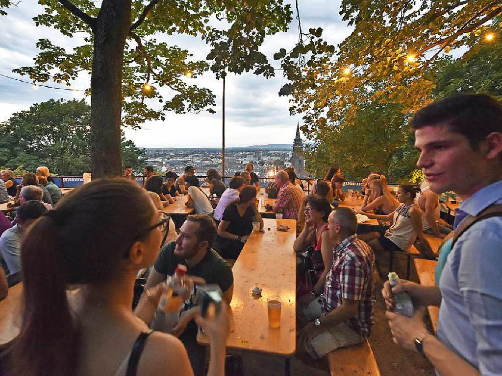 Menschenmassen beim Schlossbergfest.