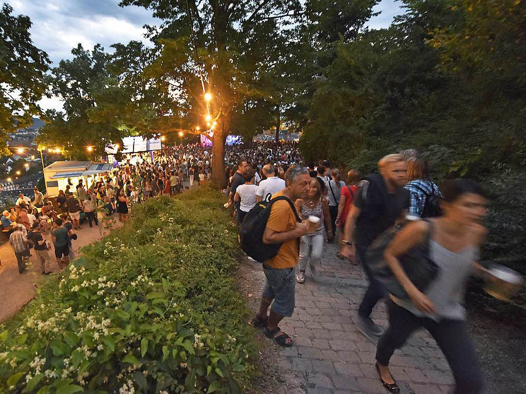 Menschenmassen beim Schlossbergfest.