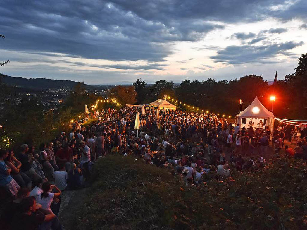 Menschenmassen beim Schlossbergfest.