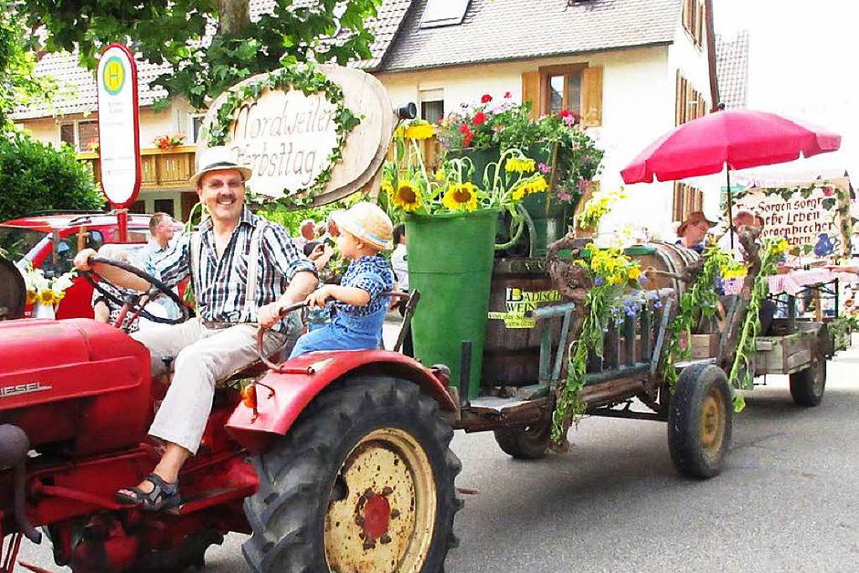Nordweiler Weinfest: In einem großen farbenprächtigen Winzerumzug ging es durchs Dorf hinauf zum Festplatz beim alten Steinbruch. (Foto: Reiner Merz) Nordweiler Weinfest: In einem großen farbenprächtigen Winzerumzug ging es durchs Dorf hinauf zum Festplatz beim alten Steinbruch. (Foto: Reiner Merz)