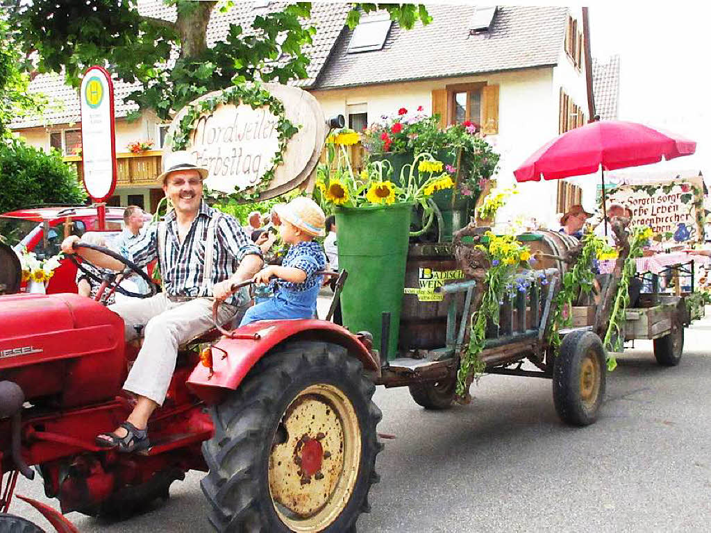 Nordweiler Weinfest: In einem groen farbenprchtigen Winzerumzug ging es durchs Dorf hinauf zum Festplatz beim alten Steinbruch.
