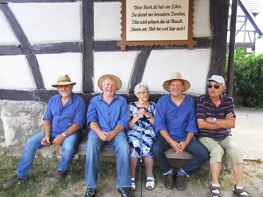 Vor dem Winzerumzug: Noch mal gemtlich auf dem berhmten Nordwiler  „Liegebnkle“.