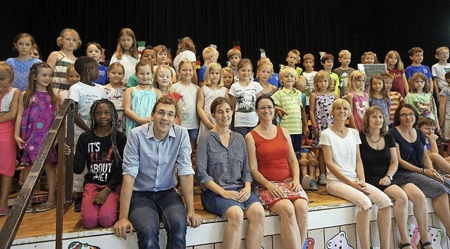 Holger Klose mit seinen Kolleginnen und  Schulkindern   | Foto: Anne Freyer