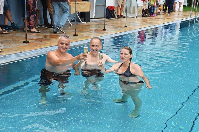 Der Frdervereinsvorsitzende Stefan We...gler sowie Nicole Rieser beim Anbaden.  | Foto: Sylvia Sredniawa