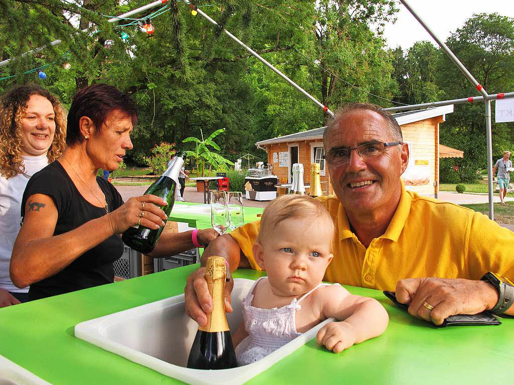 Lichterfest Bad Bellingen - stimmungsvoll und lustig.Der Molli-Nachwuchs lugt allerdings skeptisch aus der Splschssel.