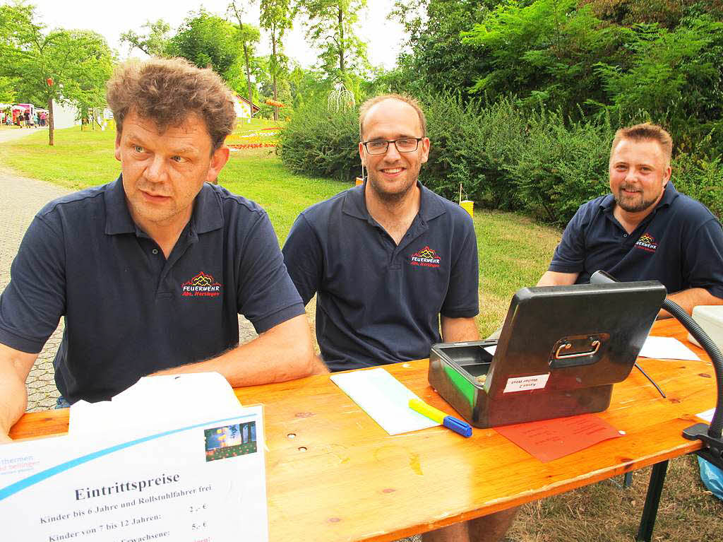 Lichterfest Bad Bellingen 2016 - bunt und stimmungsvoll.Die Feuerwehr sa an den Eingngen zum Kurpark.