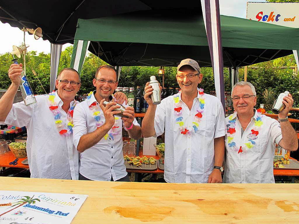 Vom Sommer verwhnt: Das Lichterfest Bad Bellingen war bunt, musikalisch top, mit vielen Attraktionen und stimmungsvoll. Die Cocktailmixprofis des Musikvereins.