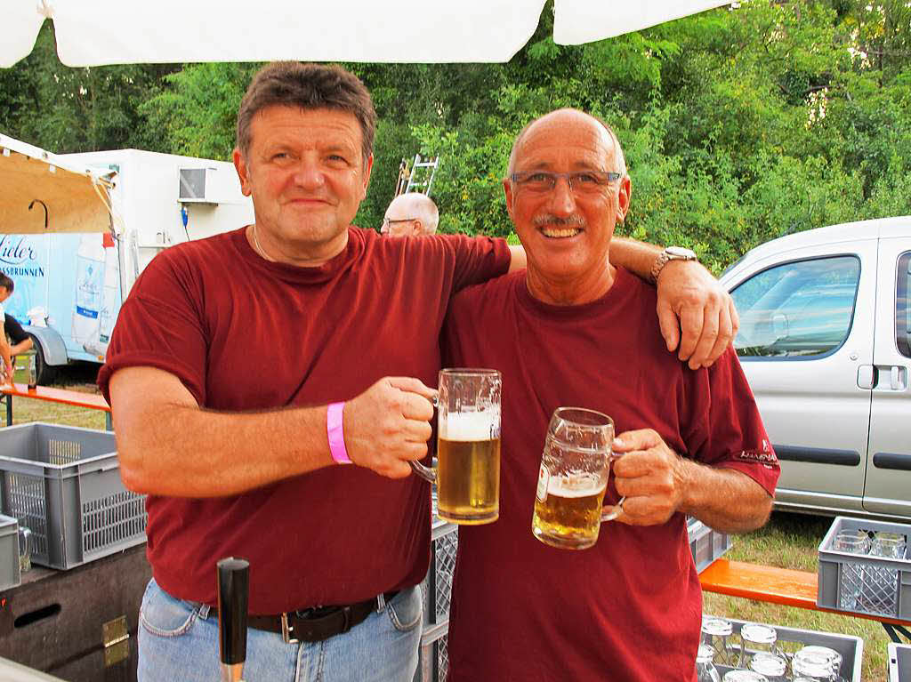 Vom Sommer verwhnt: Das Lichterfest Bad Bellingen war bunt, musikalisch top, mit vielen Attraktionen und stimmungsvoll. Musiker als Bierzapfer.