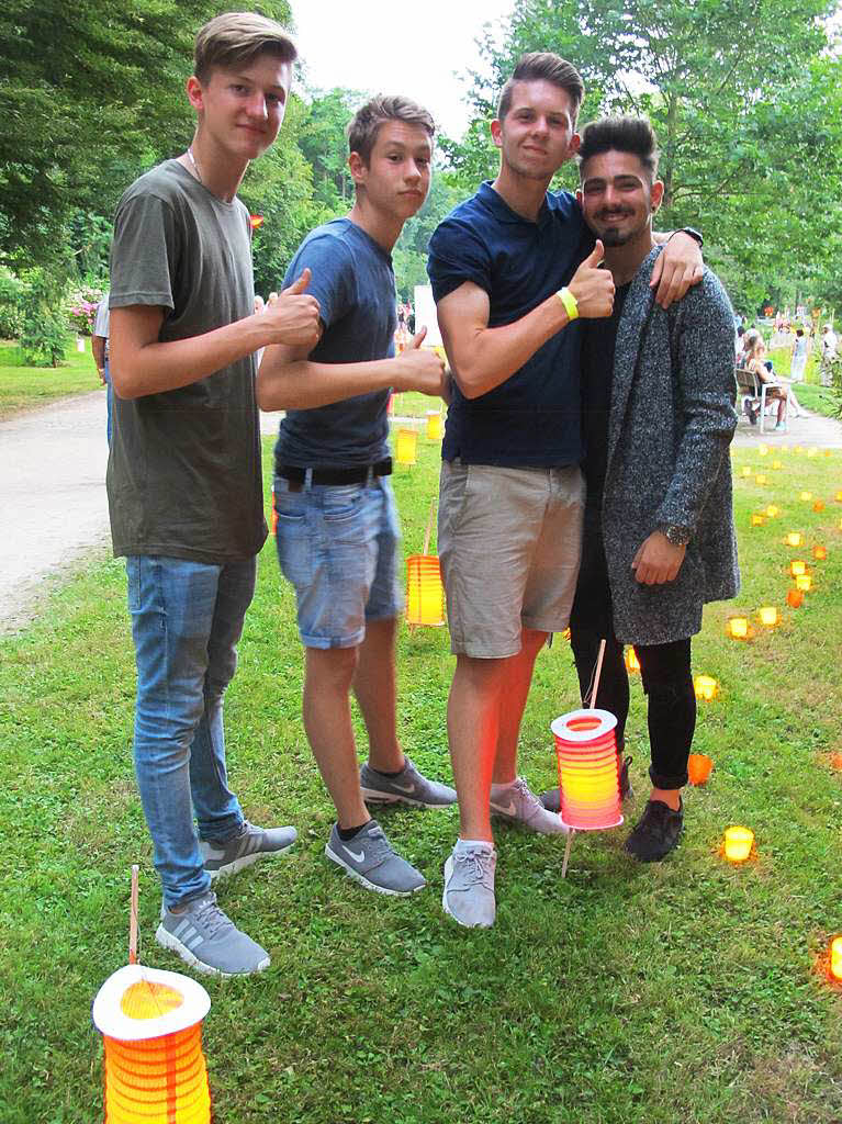 Vom Sommer verwhnt: Das Lichterfest Bad Bellingen war bunt, musikalisch top, mit vielen Attraktionen und stimmungsvoll. Es waren „mnnliche Supermodels“ - nach eigener Aussage - unterwegs.