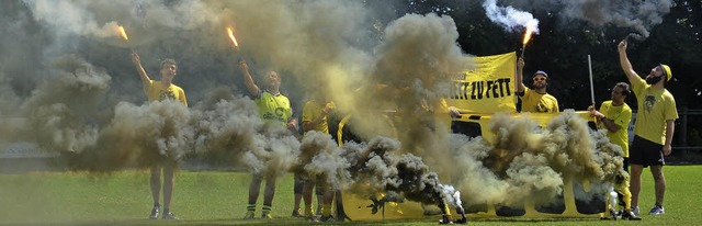 Was in Stadien streng verboten ist, ko...t beim Fanclubturnier zu untersttzen.  | Foto: Schopferer