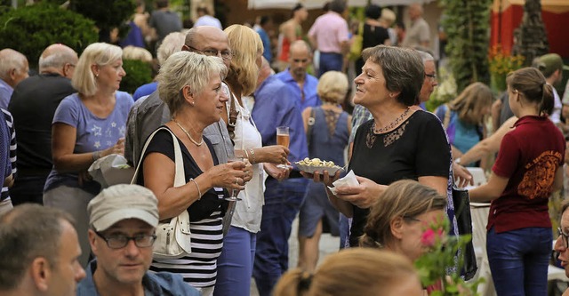 Beliebter Treff: das Hoffest im Weingut Schwrer  | Foto: Decoux-Kone
