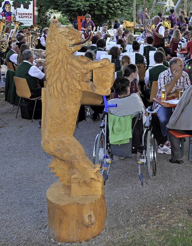 Der Bergalinger Lwe, eine Holzskulptu...r ber den Dorfhock des Musikvereins.   | Foto: Kirsten Lux
