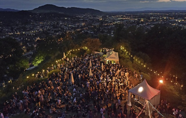 Gedrnge auf dem Schlossberg. Dem Fest liegt die Stadt zu Fen.  | Foto: Michael Bamberger