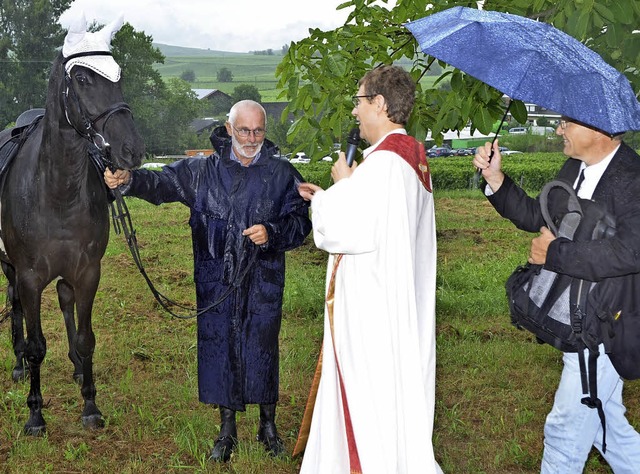 Unterm schtzenden Regenschirm nahm de... die traditionelle Pferdesegnung vor.   | Foto: FRank Kreutner