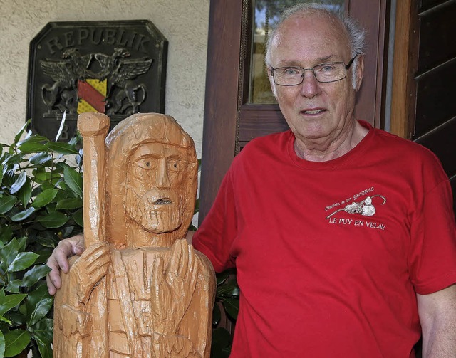 Gottfried Wiedemer mit selbstgeschnitzter Jakobus-Statue.   | Foto: Peter Heck