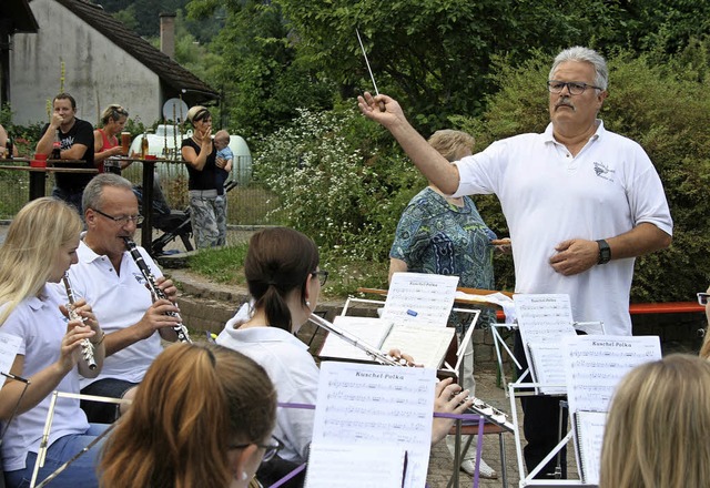 Mit Dirigent Christian Strtt, der wie...s sein Platzkonzert auf dem Schulhof.   | Foto: Ralph Lacher