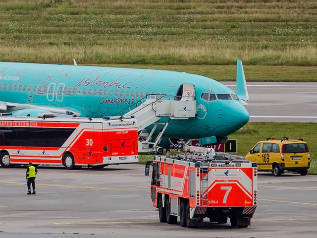 Die Maschine der Airline Sunexpress De...tuttgart von der Landebahn abgekommen.  | Foto: dpa