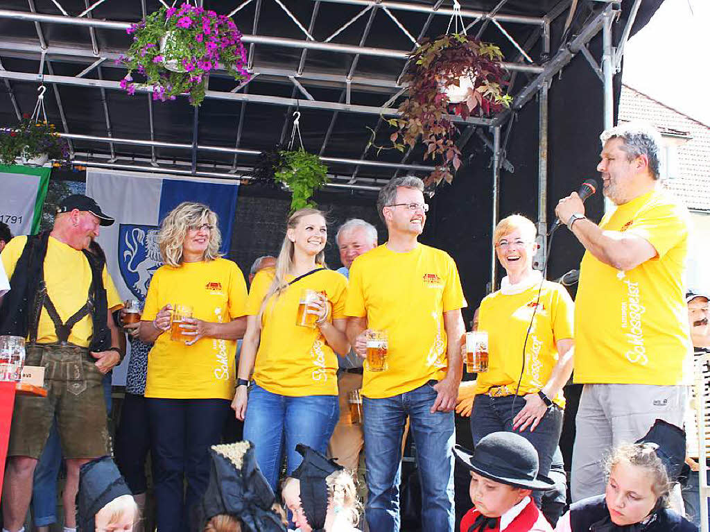 Brgermeister Michael Scharf (rechts) stellt das komplette Schlossfestkomitee vor: Petra Kaiser, Gernot Geng, Alexandra Ruf, Maria-Eva Scheu und Martin Sedlak, besser bekannt als Flake (von rechts).