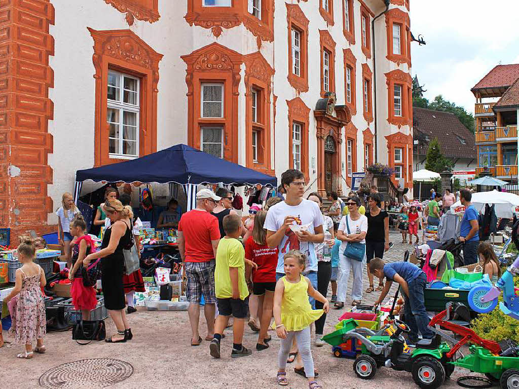 Auf dem Flohmarkt vor dem Schloss wurden vielerlei Spielsachen, Bcher oder Raritten feilgeboten.