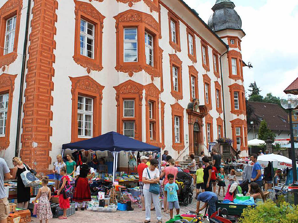 Auf dem Flohmarkt vor dem Schloss wurden vielerlei Spielsachen, Bcher oder Raritten feilgeboten.