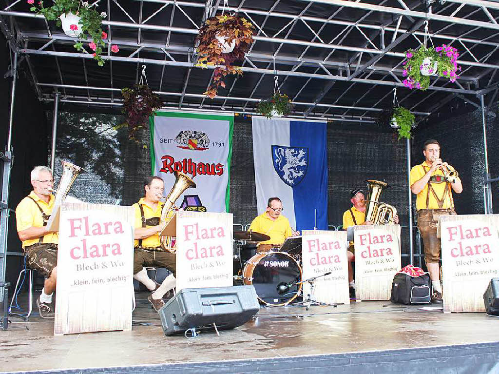 „Flara Clara Blech & Wo“ erffneten auf der Bhne vor der Stadthalle den musikalischen Reigen des Schlossfestes. Sie sprangen kurzfristig fr die eigentlich vorgesehene Trachtenkapelle Gschweiler ein.