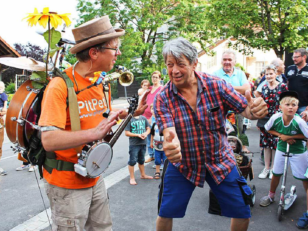 Pit Pete One Man Band kommt bei den Besuchern des Schlossfestes super an und manch bermtiger Gast will ihn bei seinen Vorfhrugnen tatkrftig untersttzen.